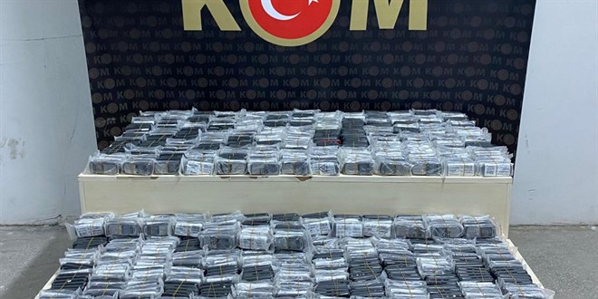 Gümrükte yakalandılar: 1526 kaçak cep telefonu ele geçirildi