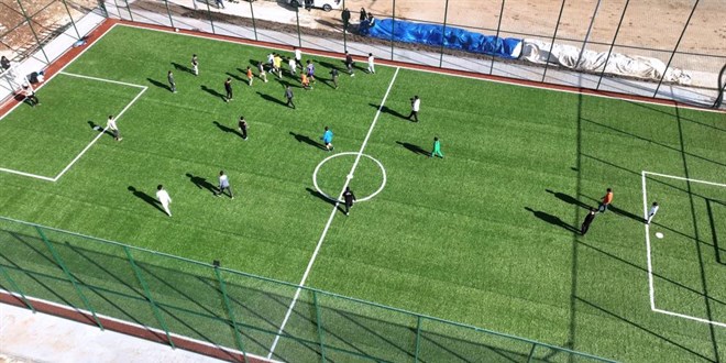 Bakan Kurum, depremzede Hüseyin'e verdiği halı saha sözünü tuttu