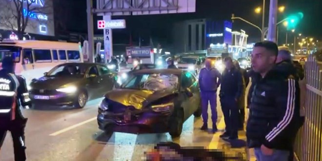 Kırmızı ışıkta durmayan otomobil yaşlı kadına çarptı: 1 ölü