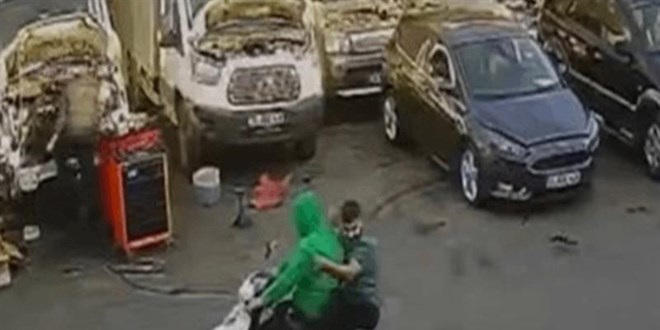 Köpekten kaçarken kamyonete çarptı o anlar kamerada
