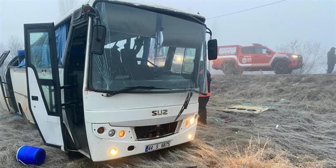 Servis aracı şarampole yuvarlandı: 1 ölü, 16 yaralı