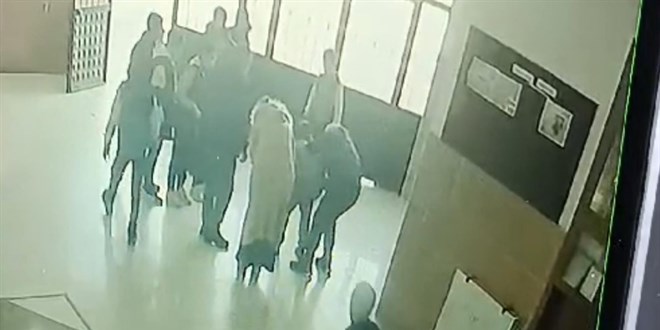 Anne ve kızı satıcıyı oyaladı, oğlu ve küçük kızı ise telefonları çaldı
