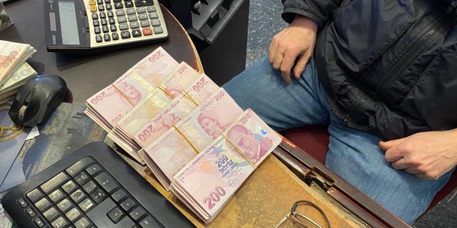 Bankadan yanlışlıkla verilen 100 bin lirayı iade etti