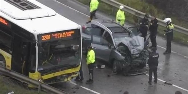 İETT otobüsüyle çarpışan otomobildeki 1 kişi öldü, 4 kişi yaralandı