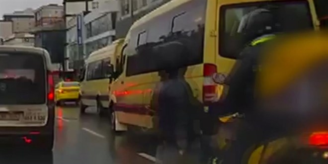 Genç kıza motosiklet böyle çarptı... Kaza anı kamerada