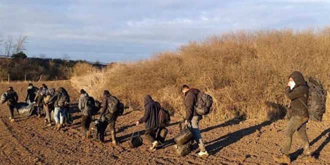 Emniyet d��meye bast�: 2 g��men ka�ak��s� yakaland�