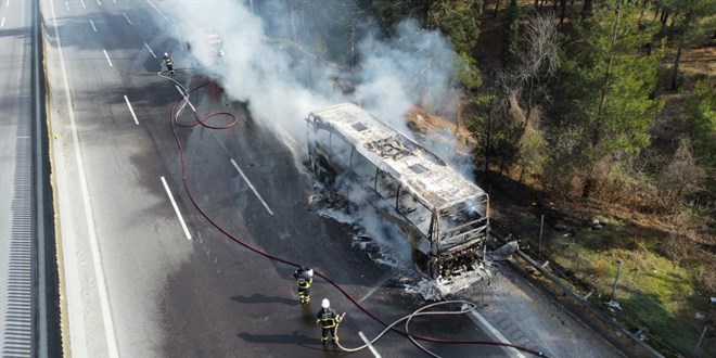 Adana'da yolcu otob�s� yand�