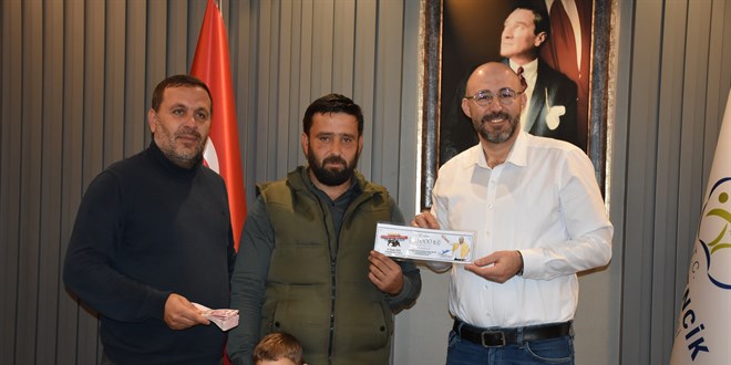 Ağaçta hediye çeki bulan çoban, çeki hayvan barınağına bağışladı