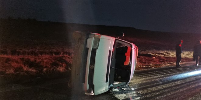Kaza yerinde kamyonun çarptığı trafik polisi ağır yaralandı