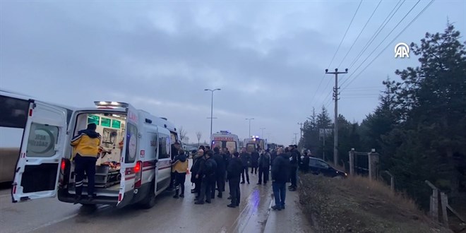 2 minibüs ve 2 otobüs birbirine girdi: Çok sayıda yaralı var