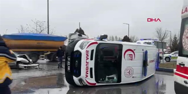 Otomobille çarpışan ambulans devrildi! Yaralılar var