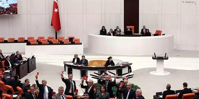 Genel Kurulda, CHP grubundan 'kırmızı kartlı' tepki