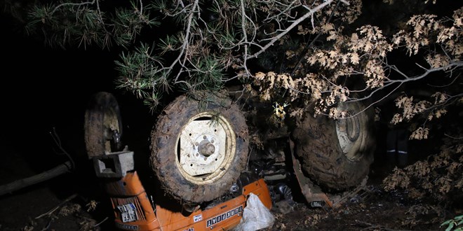 U�ak'ta devrilen trakt�rdeki 2 ki�i �ld�