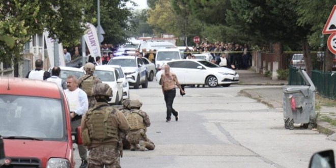 Eski polis, sevgilisini sokak ortasında defalarca bıçakladı