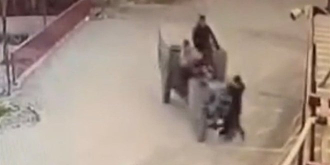 14 yaşındaki çocuk direksiyon başına geçti: 10 yaşındaki çocuğa çarptı