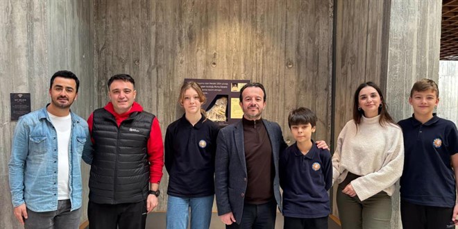 Öğrenci bulduğu bin yıllık sikkeyi müzeye teslim etti