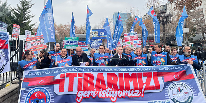 Teç-Sen'den MEB önünde eylem: Bordro yakıp, makam koltuğu bıraktılar