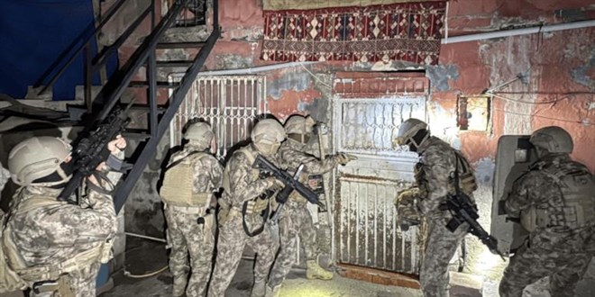 Adana'da uyuşturucu satıcılarına operasyon