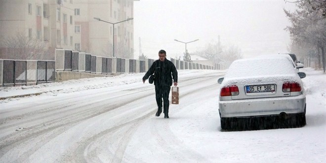 Van'da yoğun kar yağışı: Uçak seferleri rötar yaptı