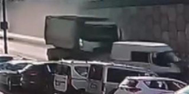 Freni arızalanan kamyon 5 araca çarptı