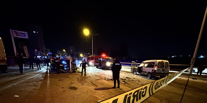 Adana'da 2 hafif ticari ara� �arp��t�, 1 ki�i �ld�