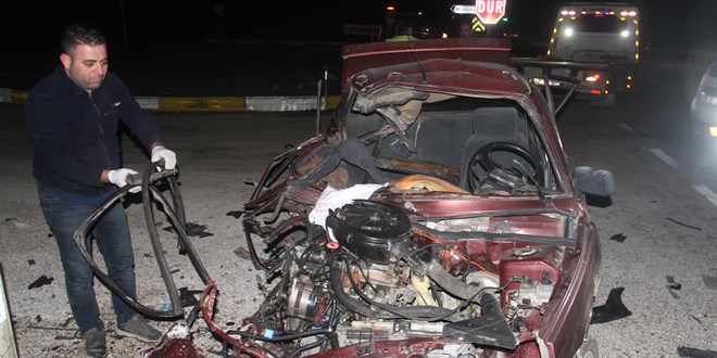 Turistleri ta��yan minib�s ile otomobil �arp��t�: 2 ki�i �ld�