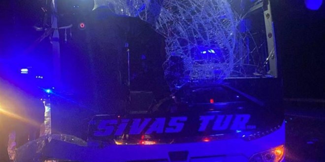 Yolcu otob�s� ile t�r�n �arp��t��� kazada 1 ki�i �l�, 1 ki�i yaral�