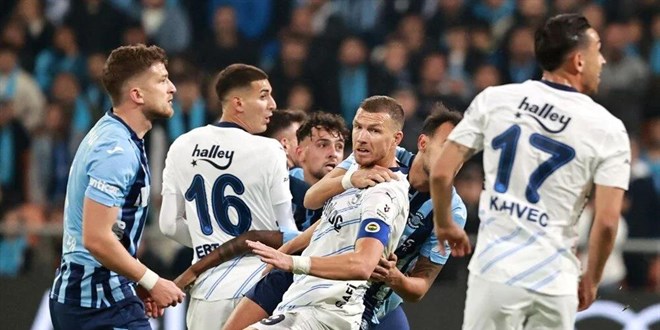 Fenerbah�e zirveyle puan fark�n� 6'ya d���rd�