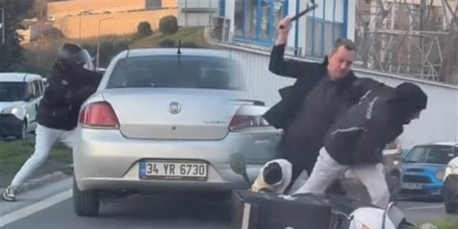Arabasını yumruklayan kuryeyi copla dövdü