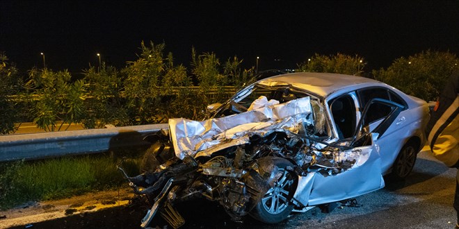 Ayd�n'da kamyonla �arp��an otomobilin s�r�c�s� �ld�