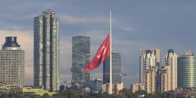 Türkiye'de bayraklar yarıya indirildi