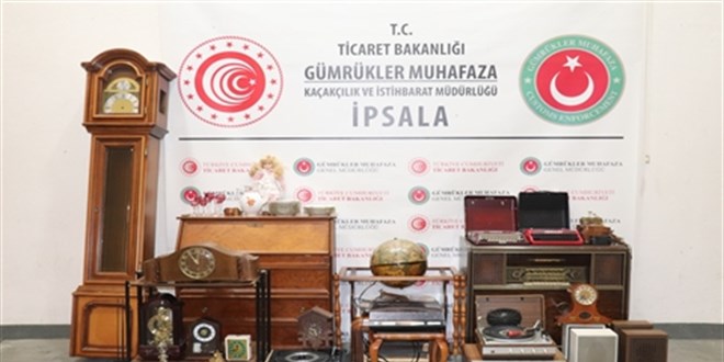 Sınır Kapısı'nda, minibüste antika eşyalar ele geçirildi