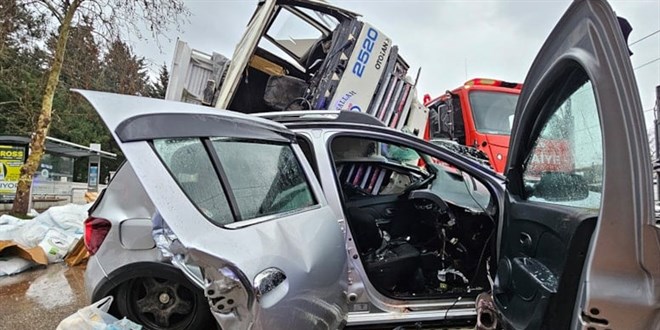 Sürücü koltuğundayken üzerine gübre kamyonu devrildi
