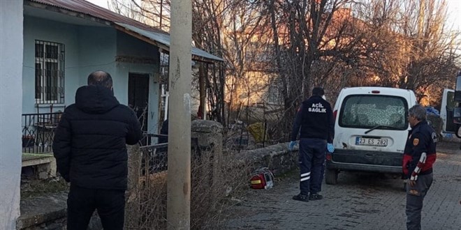 Emekli öğretmenin ipe asılı cesedi bulundu, bahçesinden mezar taşı çıktı