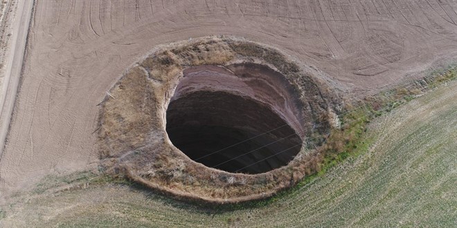 Konya'da 25 metre derinliğinde obruk oluştu