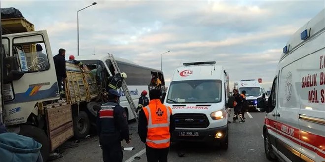 Yolcu otobüsü, park halindeki kamyona çarptı: 3 ölü, 33 yaralı