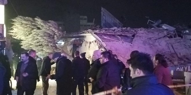 Konya'da 3 katlı bina çöktü: Enkazda mahsur kalanlar var