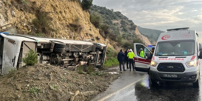 Festival yolunda feci kaza! Midibüs şarampole devrildi, yaralılar var