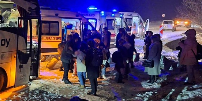 Yolcu otobüsü karda kaydı: 5'i çocuk 14 yaralı