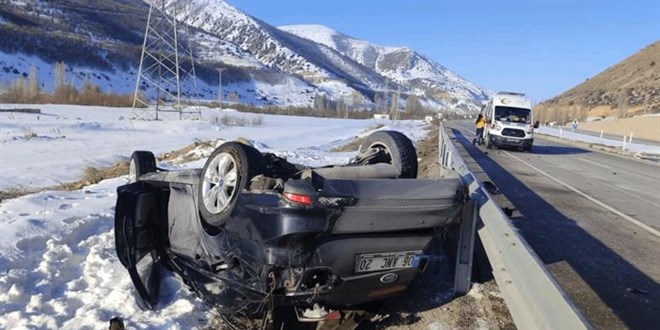 Feci kaza: 3 ki�inin oldu�u otomobil devrildi