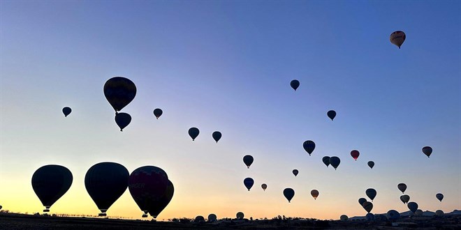 Kapadokya'da sıcak hava balonları rekora uçtu