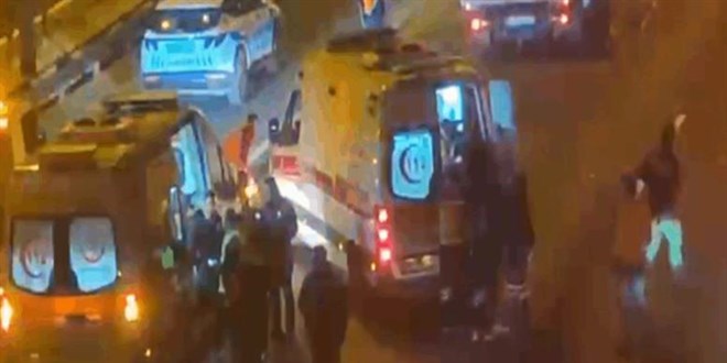 Ümraniye'de otomobil, otobüse çarptı: 2 kişi yaralandı