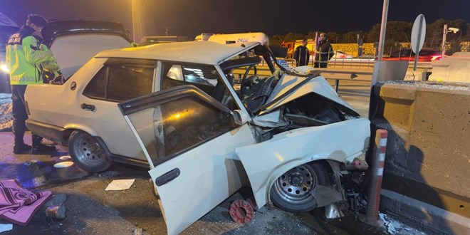 Otomobil otoyol gişelerinde beton bariyerlere çarptı: 2 ölü
