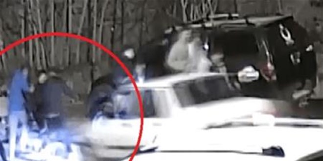 Felaket anları: Otomobil öğrencilerin arasına daldı