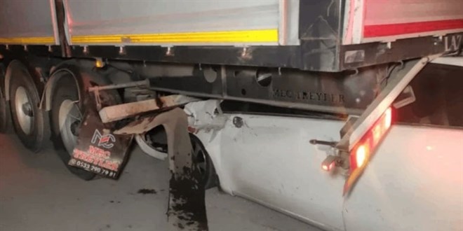 Otomobil TIR'ın altında kaldı: 2 kişi sıkıştı