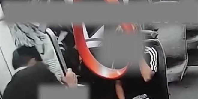 Tramvayın tutamaklarını kesip, camını kırdılar