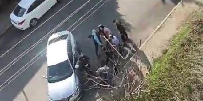 Kendisini bıçaklayan eski kocasını mahallelinin elinden aldı