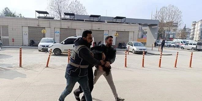 Oğlunu alıkoyarak anneden para isteyen üç şüpheli yakalandı