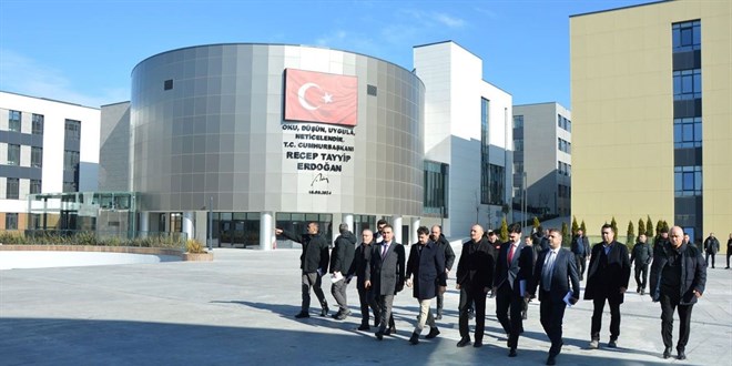 Türkiye'nin en büyük lise yerleşkesi Esenyurt'ta açıldı