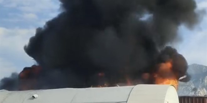 Hatay'da konteyner kentte yangın: 4 konteyner yandı